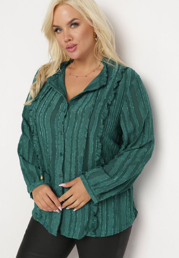 Born2be - Zielona Koszula z Tkaniny Plumeti Ozdobiona Falbanką Selimina. Kolor: zielony. Materiał: tkanina. Wzór: aplikacja