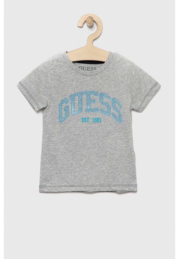 Guess t-shirt bawełniany dziecięcy kolor szary wzorzysty. Okazja: na co dzień. Kolor: szary. Materiał: bawełna. Wzór: haft. Styl: casual