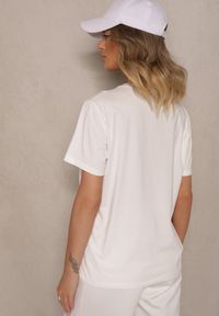 Renee - Biały Bawełniany T-shirt Zdobiony Napisem z Cyrkonii Deleire. Okazja: na co dzień. Kolor: biały. Materiał: bawełna. Wzór: napisy, aplikacja. Styl: klasyczny, elegancki, casual #4