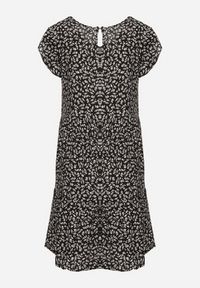 Born2be - Czarna Bawełniana Sukienka o Rozkloszowanym Kroju z Falbanką Anettes. Kolor: czarny. Materiał: bawełna. Długość rękawa: krótki rękaw. Typ sukienki: rozkloszowane. Styl: klasyczny #5