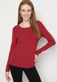 Born2be - Bordowa Bluzka Typu Longsleeve z Okrągłym Dekoltem Unelessa. Kolor: czerwony. Materiał: jeans. Długość rękawa: długi rękaw. Styl: elegancki, klasyczny #4