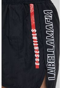 LABELLAMAFIA - LaBellaMafia szorty treningowe Essentials damskie kolor czarny z nadrukiem medium waist. Kolor: czarny. Wzór: nadruk