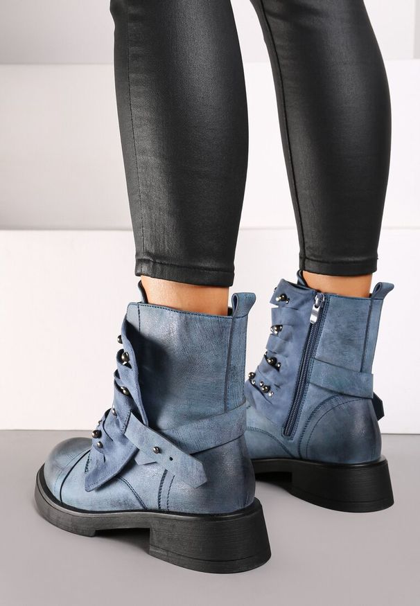 Renee - Niebieskie Botki w Streetwearowym Stylu Ozdobione Nitami i Naszywką Lirelina. Kolor: niebieski. Materiał: jeans, skóra. Wzór: aplikacja. Obcas: na obcasie. Styl: rockowy. Wysokość obcasa: niski