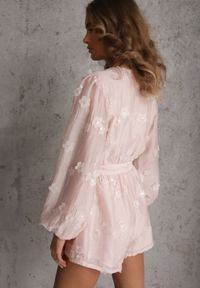 Renee - Różowy Kombinezon z Tencelu z Kopertowym Dekoltem Cekinami i Kwiatami 3D Kairial. Okazja: na imprezę. Kolor: różowy. Materiał: materiał, poliester. Wzór: kwiaty. Sezon: lato. Styl: elegancki #4