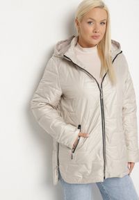 Born2be - Ciemnoszara Pikowana Kurtka z Kapturem w Klasycznym Stylu Mallissa. Okazja: na spacer. Typ kołnierza: kaptur. Kolekcja: plus size. Kolor: szary. Materiał: jeans. Wzór: aplikacja. Styl: klasyczny