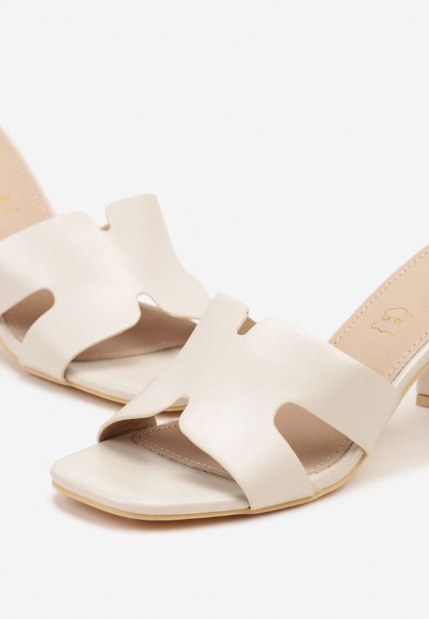 Renee - Beżowe Klapki Vices na Słupkowym Obcasie z Wkładką ze Skóry Naturalnej Foleria. Kolor: beżowy. Materiał: skóra. Obcas: na obcasie. Styl: elegancki. Wysokość obcasa: średni