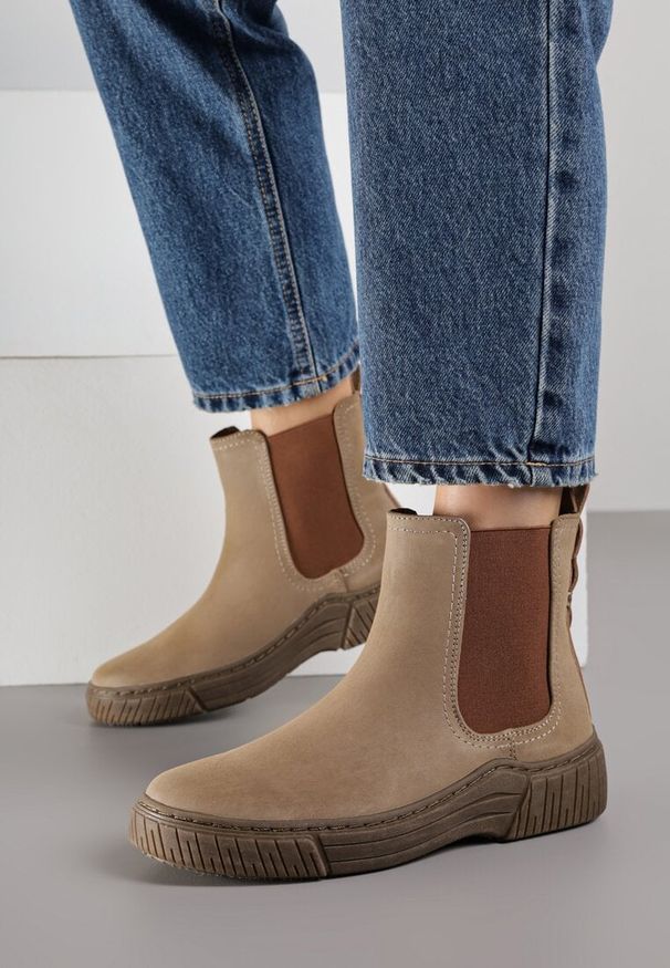 Born2be - Ciemnobeżowe Botki Sztyblety na Ozdobnie Żłobionej Podeszwie Ezisane. Okazja: na co dzień. Kolor: beżowy. Materiał: jeans. Styl: casual, elegancki