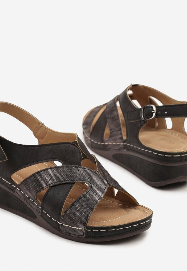 Renee - Czarne Sandały Vices z Ozdobnym Tłoczeniem na Paskach Ovisira. Okazja: na co dzień. Zapięcie: pasek. Kolor: czarny. Materiał: jeans. Obcas: na obcasie. Styl: elegancki, klasyczny, casual. Wysokość obcasa: średni