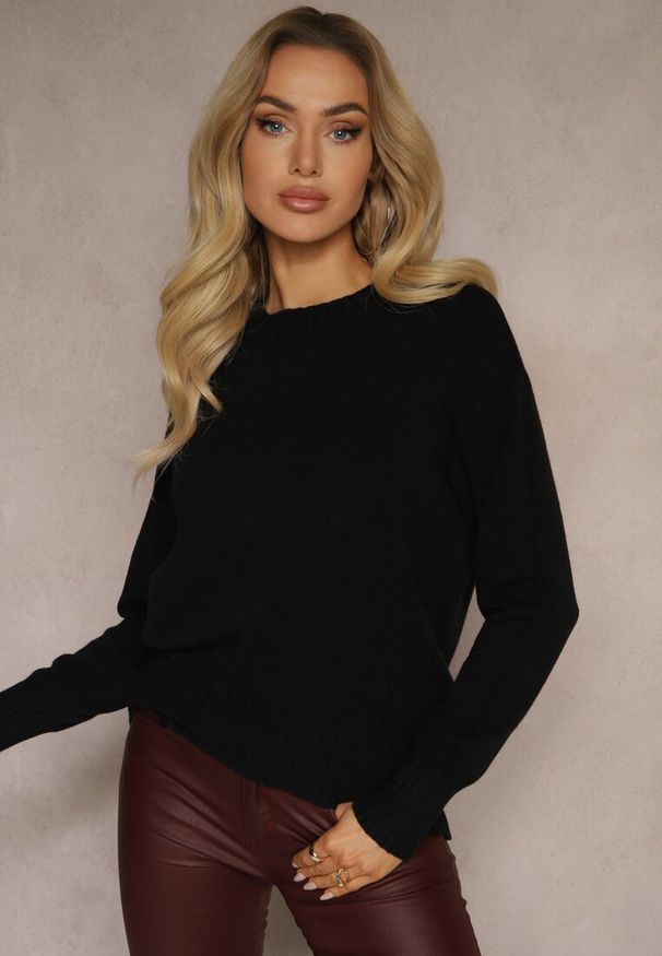 Renee - Czarny Casualowy Sweter z Wiskozą i Modalem ze Ściągaczami Riviti. Okazja: na co dzień. Kolor: czarny. Materiał: wiskoza. Styl: casual