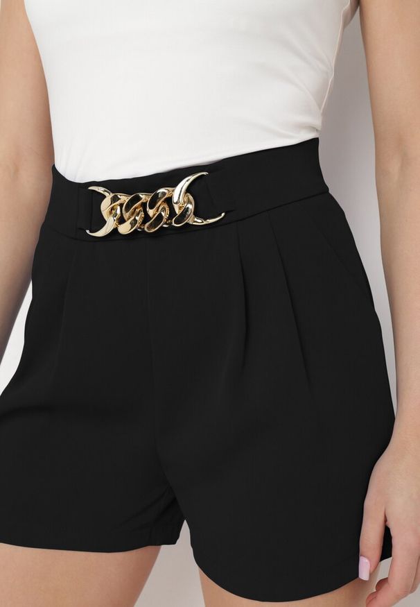 Born2be - Czarne Eleganckie Szorty Bermudy z Łańcuszkiem Timasue. Okazja: na co dzień, na spotkanie biznesowe, do pracy. Kolor: czarny. Sezon: lato. Styl: elegancki