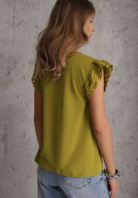 Renee - Ciemnozielona Bawełniana Bluzka z Krótkim Rękawem z Ażurowej Falbanki Voanira. Okazja: na co dzień. Typ kołnierza: kołnierz z falbankami. Kolor: zielony. Materiał: bawełna. Długość rękawa: krótki rękaw. Długość: krótkie. Wzór: ażurowy. Styl: elegancki, casual #8