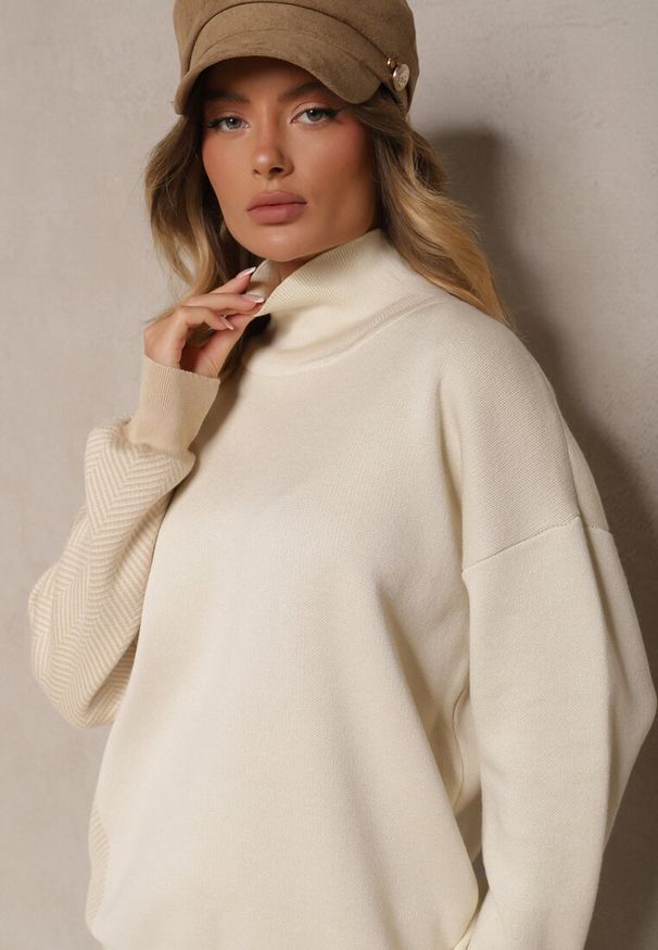 Renee - Jasnobeżowy Komplet z Wiskozy Spodnie o Szerokim Kroju z Gumką w Talii i Golf Hanista. Kolor: beżowy. Materiał: wiskoza. Wzór: aplikacja