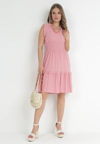 Born2be - Ciemnoróżowa Sukienka z Falbankami i Marszczoną Gumką w Pasie z Wiskozy Falirina. Typ kołnierza: kołnierz z falbankami. Kolor: różowy. Materiał: wiskoza. Wzór: aplikacja #4