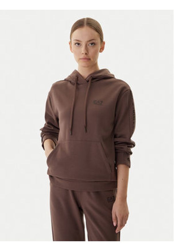 EA7 Emporio Armani Dres 7W000116 AF10443 U6063 Brązowy Regular Fit. Kolor: brązowy. Materiał: syntetyk