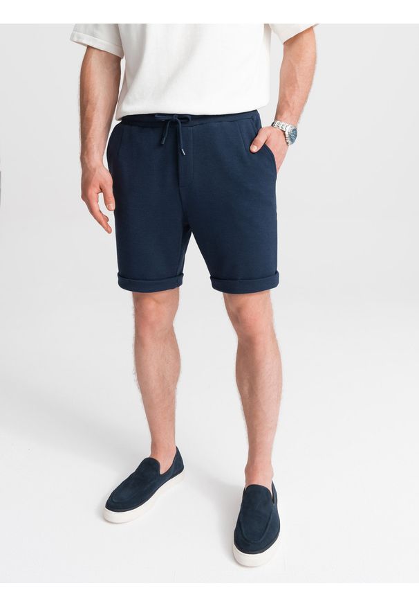 Ombre Clothing - Dzianinowe szorty męskie z podwiniętymi nogawkami - granatowe V1. Okazja: na co dzień. Kolor: niebieski. Materiał: dzianina. Wzór: jednolity. Styl: klasyczny, casual