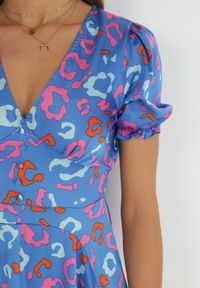 Born2be - Niebieska Sukienka Maxi z Asymetrycznym Dołem i Krótkim Rękawem z Falbankami Ammie. Typ kołnierza: kołnierz z falbankami. Kolor: niebieski. Długość rękawa: krótki rękaw. Wzór: kolorowy, nadruk. Typ sukienki: asymetryczne. Długość: maxi #4