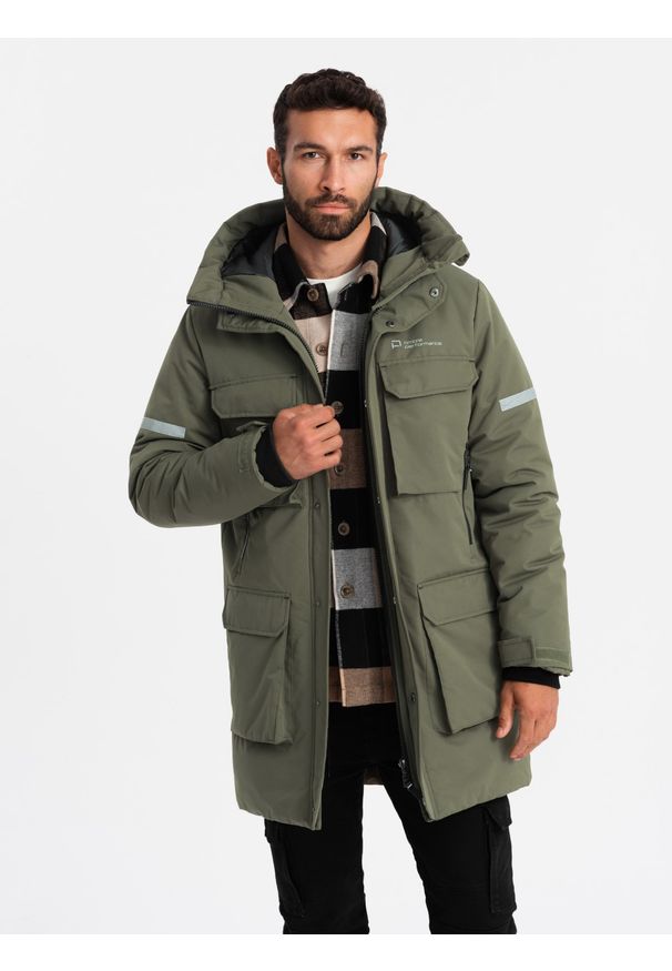 Ombre Clothing - Ocieplana długa kurtka męska z odblaskowymi elementami – oliwkowa V3 - Rozmiar: XL. Typ kołnierza: kołnierzyk stójkowy, kaptur. Kolor: oliwkowy. Materiał: syntetyk, materiał, guma, poliester. Długość: długie. Wzór: nadruk, aplikacja