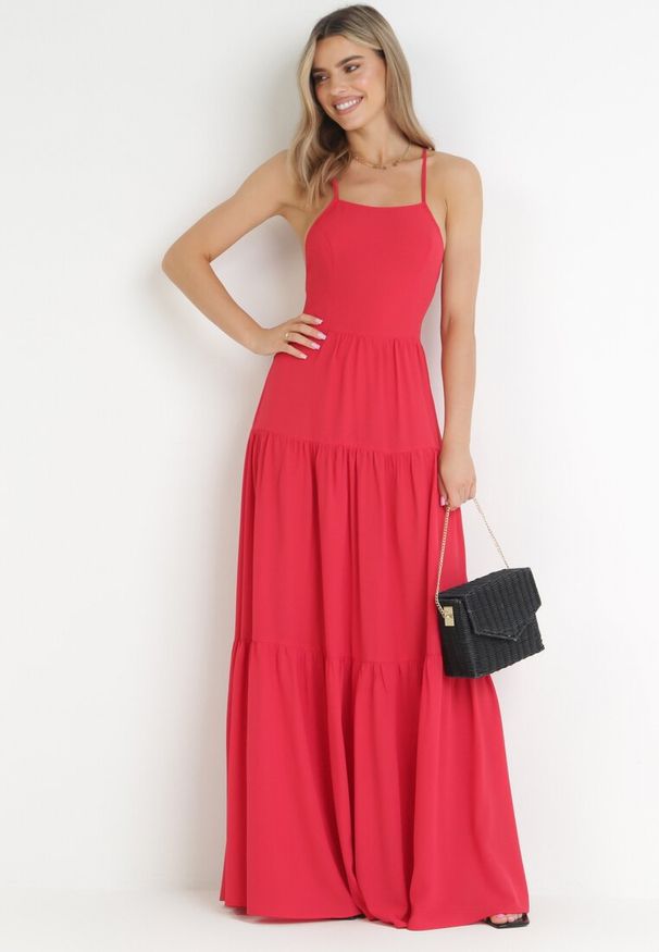 Born2be - Czerwona Maxi Sukienka na Cienkich Ramiączkach z Wiązaniem na Tyle Ozdobiona Falbankami Beatrics. Typ kołnierza: kołnierz z falbankami. Kolor: czerwony. Długość rękawa: na ramiączkach. Wzór: aplikacja. Długość: maxi