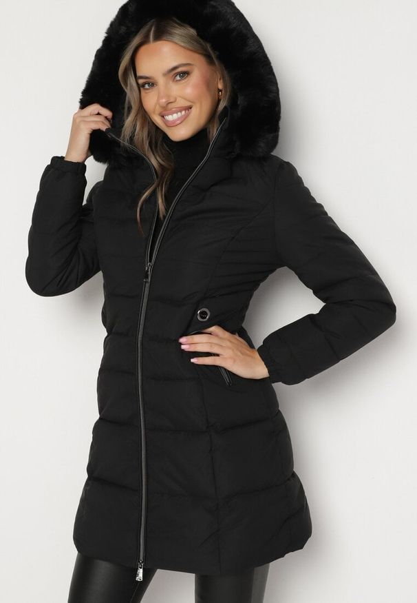 Born2be - Czarna Pikowana Kurtka z Kapturem i Futerkiem z Możliwością Odpięcia Taralina. Okazja: na spacer, na co dzień. Typ kołnierza: kaptur. Kolor: czarny. Materiał: futro. Styl: casual, klasyczny