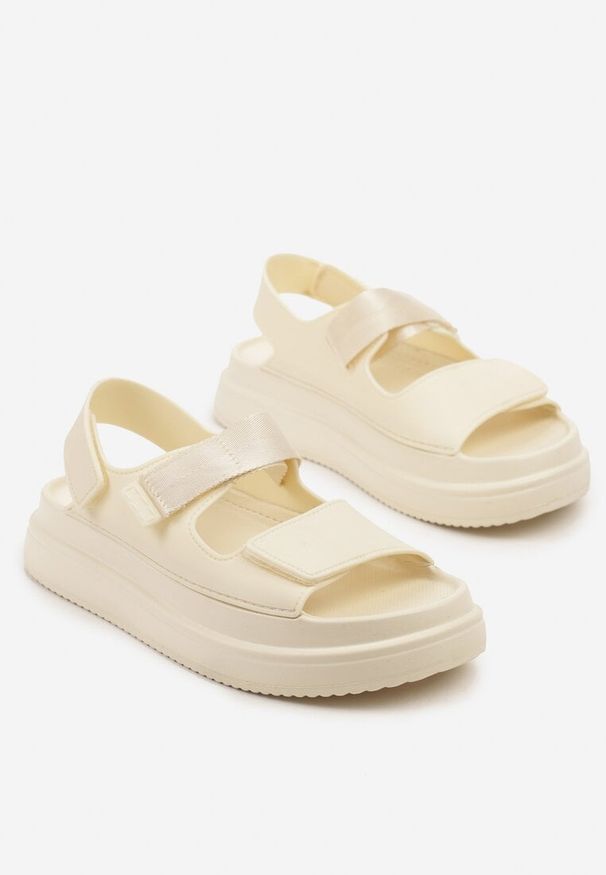 Born2be - Beżowe Sandały na Grubej Podeszwie Zapinane na Rzepy Olkio. Okazja: na co dzień. Zapięcie: rzepy. Kolor: beżowy. Styl: elegancki, casual