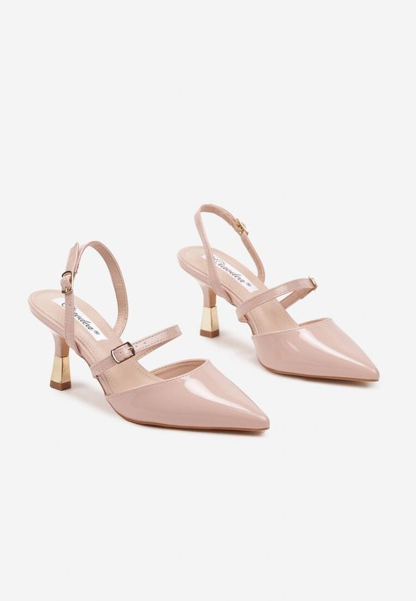 Renee - Beżowe Szpilki Slingback Ozdobione Paskami i Metaliczną Wstawką Villexia. Okazja: na spotkanie biznesowe. Zapięcie: pasek. Kolor: beżowy. Materiał: lakier. Wzór: aplikacja. Obcas: na szpilce. Styl: biznesowy, klasyczny, elegancki. Wysokość obcasa: średni