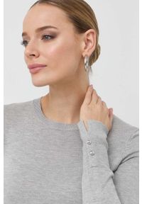 Guess sweter damski kolor szary lekki. Okazja: na co dzień. Kolor: szary. Materiał: materiał, dzianina, wiskoza. Długość rękawa: długi rękaw. Długość: długie. Styl: casual #5