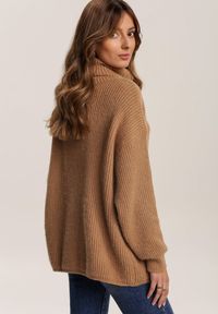 Renee - Ciemnobeżowy Golf Oversize Malia. Okazja: na co dzień. Typ kołnierza: golf. Kolor: brązowy. Materiał: wiskoza, skóra, jeans. Długość rękawa: długi rękaw. Długość: długie. Wzór: ze splotem. Styl: casual #2