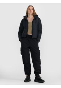 4f - 4F Kurtka puchowa z wypełnieniem syntetycznym damska - czarna XS. Okazja: na co dzień. Typ kołnierza: kołnierzyk stójkowy, kaptur. Kolor: czarny. Materiał: puch, syntetyk. Długość: długie. Styl: casual, klasyczny, sportowy #2