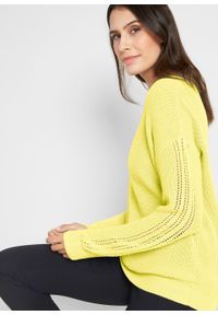Sweter z dekoltem w łódkę i ażurowym wzorem w rękawach bonprix jasna limonka. Kolor: żółty. Materiał: materiał, bawełna, akryl. Długość rękawa: długi rękaw. Długość: długie. Wzór: ażurowy #4