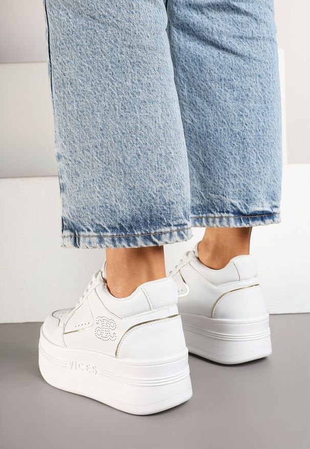 Renee - Biało-Złote Sneakersy Vices na Platformie Ozdobione Metalicznymi Aplikacjami Nelanil. Okazja: na co dzień, na spotkanie biznesowe, do pracy. Kolor: biały. Materiał: jeans. Wzór: aplikacja. Obcas: na platformie. Wysokość obcasa: średni