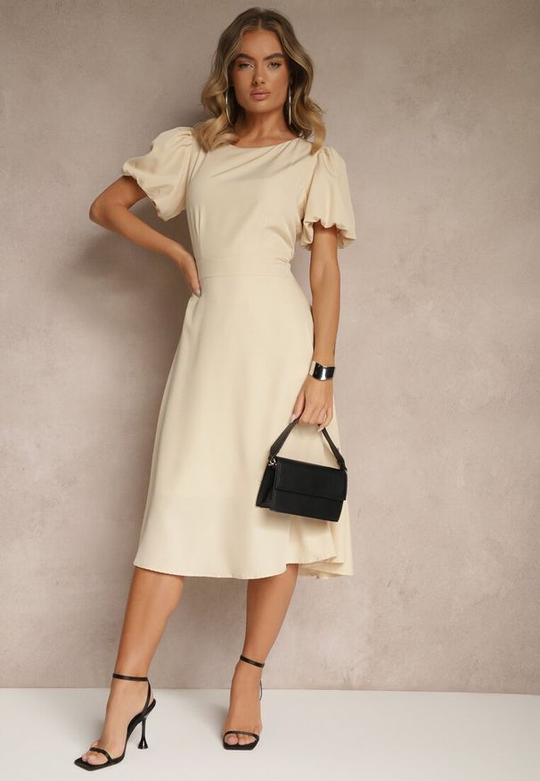 Renee - Beżowa Rozkloszowana Sukienka Vices Ozdobiona Odpinanym Kwiatem 3D Koleira. Okazja: na co dzień. Kolor: beżowy. Wzór: aplikacja, kwiaty. Styl: casual, klasyczny