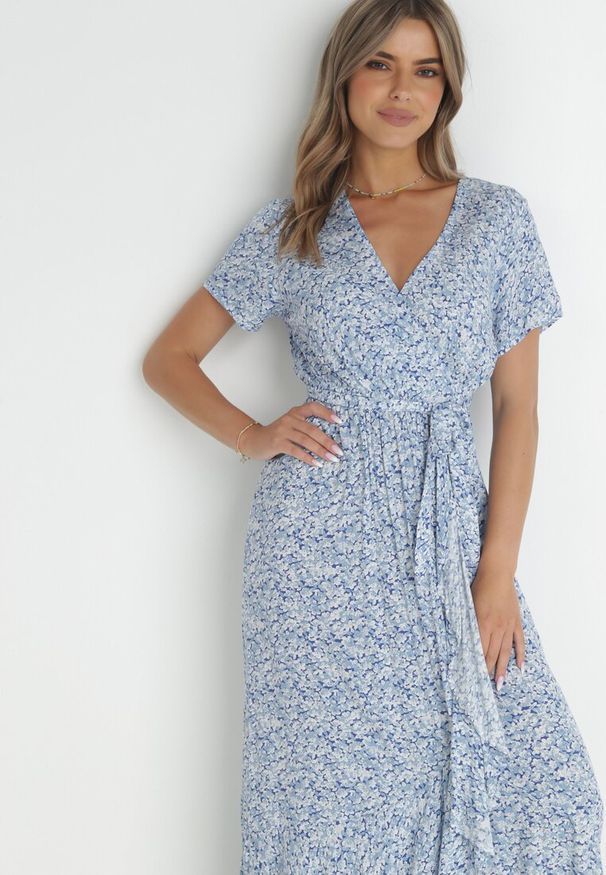 Born2be - Niebieska Sukienka o Kopertowym Kroju z Falbanami i Wiązanym Paskiem Dsson. Okazja: na co dzień. Typ kołnierza: dekolt w serek. Kolor: niebieski. Typ sukienki: kopertowe. Styl: casual