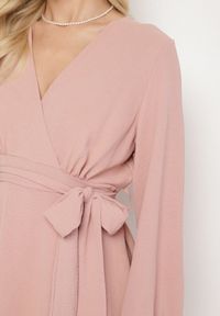 Born2be - Ciemnoróżowa Kopertowa Sukienka Kombinezon Mini z Falbanką Bomina. Typ kołnierza: kołnierz z falbankami. Kolor: różowy. Materiał: materiał. Typ sukienki: kopertowe. Długość: mini #7