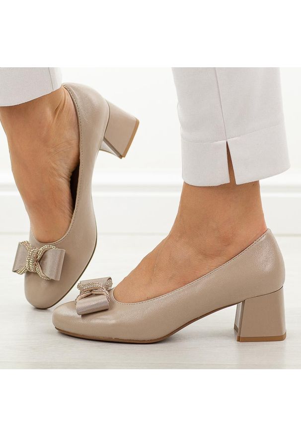 Beżowe czółenka damskie na obcasie M.Daszyński Sa281-7. Kolor: beżowy. Materiał: skóra. Szerokość cholewki: normalna. Wzór: aplikacja. Sezon: wiosna, jesień, lato. Obcas: na obcasie. Styl: elegancki, klasyczny, wizytowy. Wysokość obcasa: średni