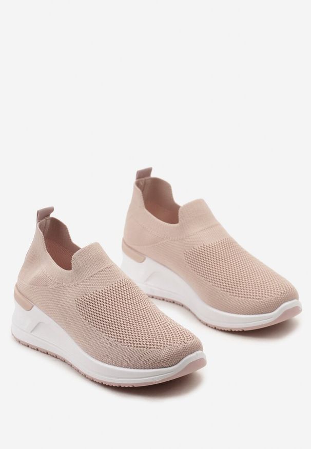 Born2be - Różowe Wsuwane Buty Sportowe na Grubej Podeszwie Vivulla. Okazja: na spacer, na co dzień. Nosek buta: okrągły. Zapięcie: bez zapięcia. Kolor: różowy. Materiał: jeans, materiał. Sezon: lato. Obcas: na obcasie. Wysokość obcasa: niski. Sport: turystyka piesza