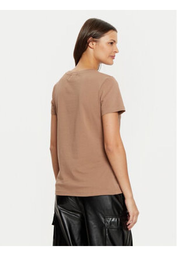 Guess T-Shirt V3BI11 J1314 Brązowy Regular Fit. Kolor: brązowy. Materiał: bawełna