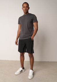 Born2be - Czarne Szorty w Sportowym Stylu ze Sznurkami i Zasuwanymi Kieszeniami Abateia. Okazja: na co dzień. Kolor: czarny. Materiał: materiał. Wzór: napisy. Sezon: lato. Styl: sportowy #2