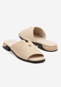 Born2be - Beżowe Klapki Vices z Ozdobnym Wycięciem i Aplikacją Tiladea. Okazja: na co dzień. Kolor: beżowy. Wzór: aplikacja. Styl: elegancki, casual #6