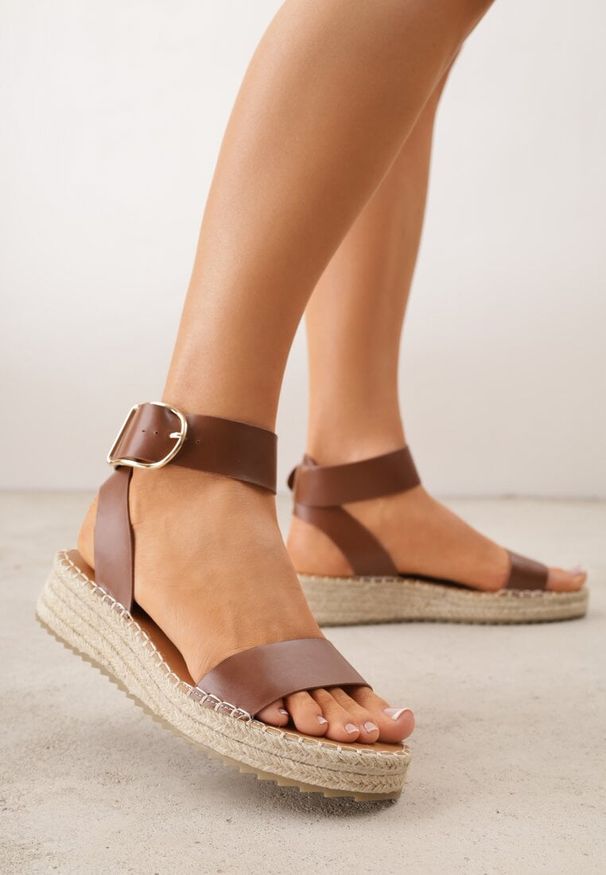 Renee - Brązowe Sandały VICES na Plecionej Grubej Podeszwie z Paskiem Wokół Kostki Casilla. Okazja: na spacer, na imprezę. Zapięcie: pasek. Kolor: brązowy. Materiał: koronka. Wzór: haft. Sezon: lato. Styl: elegancki