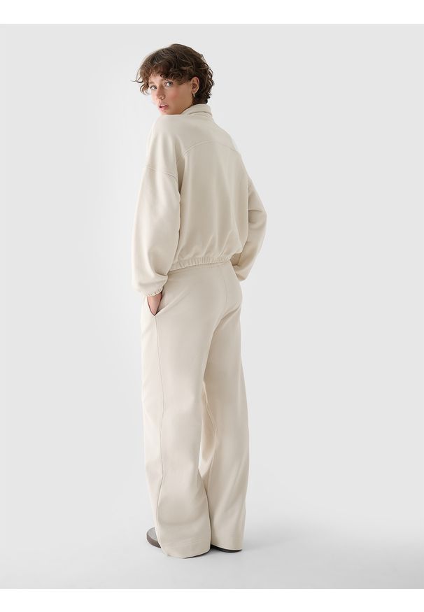 4f - 4F Bluza dresowa bez kaptura damska - beżowa XL. Okazja: na co dzień. Typ kołnierza: bez kaptura. Kolor: beżowy. Materiał: dresówka. Wzór: gładki, ze splotem. Styl: sportowy, casual