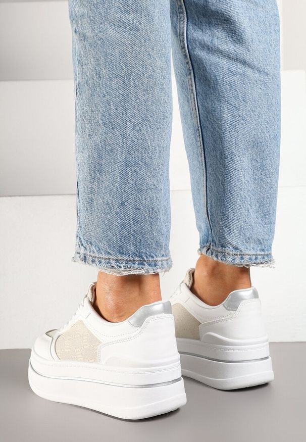 Renee - Białe Sneakersy Streetwearowe na Platformie Ninelis. Okazja: na co dzień. Nosek buta: okrągły. Kolor: biały. Materiał: jeans. Wzór: aplikacja. Obcas: na platformie