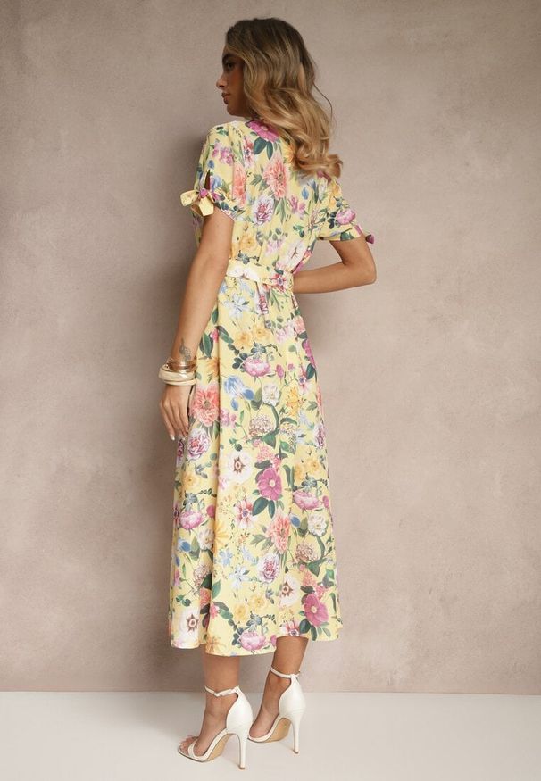 Renee - Żółta Koszulowa Sukienka w Kwiaty o Rozkloszowanym Fasonie z Paskiem Fevalirra. Okazja: na spotkanie biznesowe. Kolor: żółty. Wzór: kwiaty. Sezon: lato. Typ sukienki: koszulowe. Styl: biznesowy