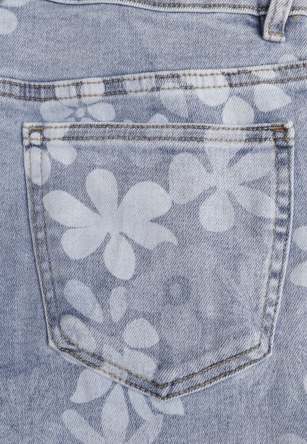 Born2be - Niebieskie Jeansy z Bawełną o Szerokim Kroju Ozdobione Kwiatami Zinnoreth. Stan: podwyższony. Kolor: niebieski. Wzór: aplikacja, kwiaty. Styl: elegancki