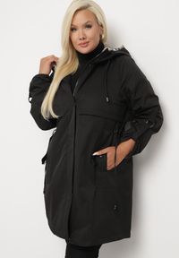 Born2be - Czarna Kurtka Taliowana Daiellea. Okazja: na co dzień, na spacer. Kolekcja: plus size. Kolor: czarny. Materiał: jeans. Styl: casual, elegancki #1