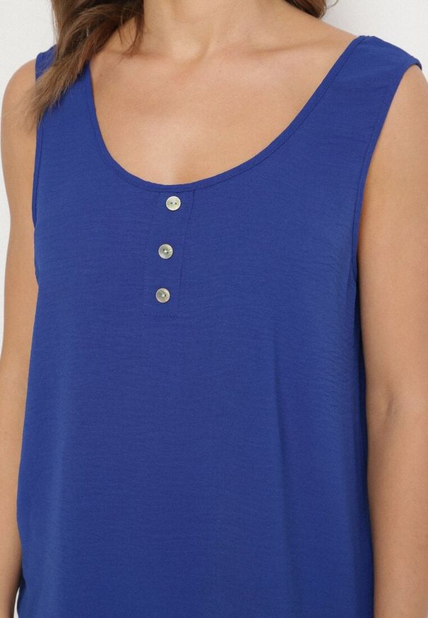 Born2be - Niebieski Top na Szerokich Ramiączkach Zdobiony Guzikami Jenadorea. Okazja: na co dzień. Kolor: niebieski. Materiał: jeans. Długość rękawa: na ramiączkach. Wzór: aplikacja. Sezon: lato. Styl: casual
