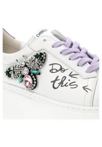 CheBello - Białe Sneakersy Chebello Damskie Stylowe Obuwie. Kolor: biały. Materiał: skóra. Szerokość cholewki: normalna. Wzór: aplikacja. Obcas: na obcasie. Styl: elegancki. Wysokość obcasa: średni