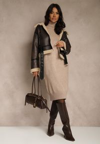 Renee - Beżowa Sweterkowa Sukienka z Bawełną i Golfem Reinaria. Okazja: na co dzień. Typ kołnierza: golf. Kolor: beżowy. Materiał: bawełna. Styl: casual #3