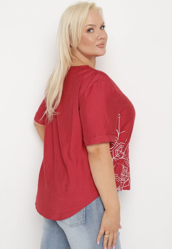 Born2be - Bordowa Bawełniana Bluzka T-shirt z Krótkim Rękawem z Nadrukiem i Guzikami Fiomara. Okazja: do pracy. Kolor: czerwony. Materiał: bawełna. Długość rękawa: krótki rękaw. Długość: krótkie. Wzór: nadruk