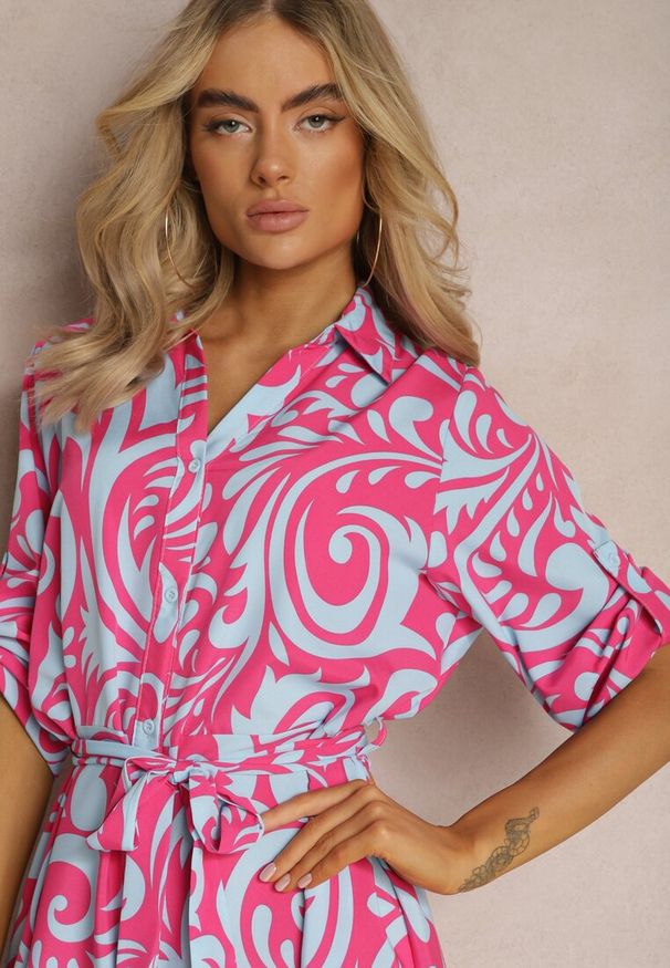 Renee - Fuksjowo-Niebieska Sukienka Koszulowa Maxi z Materiałowym Paskiem w Abstrakcyjny Print Lirans. Kolor: różowy. Materiał: materiał. Wzór: nadruk. Typ sukienki: koszulowe. Długość: maxi