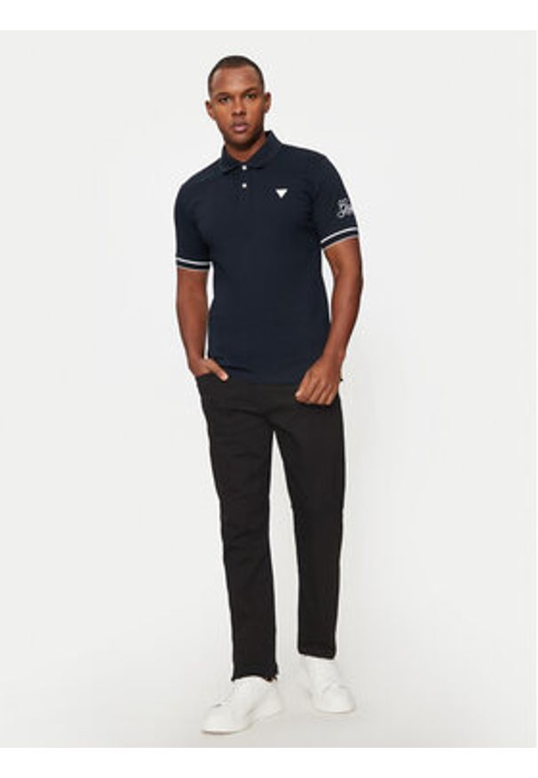 Guess Polo M4BP60 K7O64 Granatowy Slim Fit. Typ kołnierza: polo. Kolor: niebieski. Materiał: bawełna